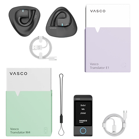 M4 E1 set Súprava Vasco Translator E1 s dvoma bezdrôtovými prekladacími slúchadlami, nabíjacím káblom, návodom, puzdrom a balením, umiestnená vedľa balenia Vasco Translator M4 so šnúrkou na krk a káblom.