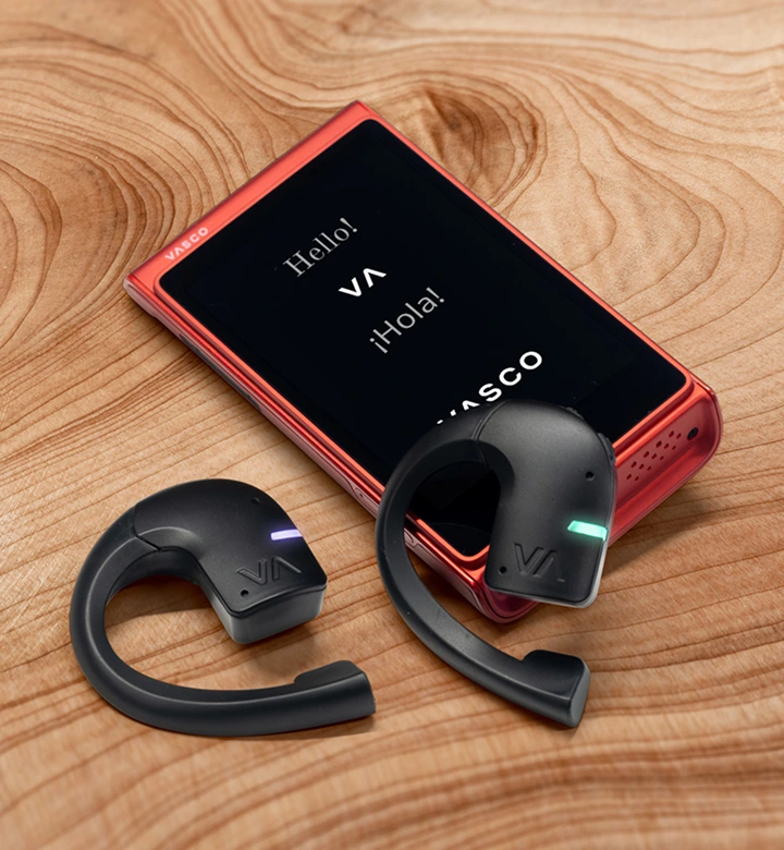 Muž kliká na nastavenia prekladacích slúchadiel v zariadení Vasco V4